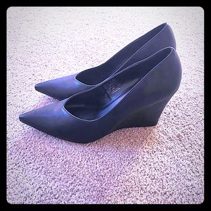 Black wedge pumps